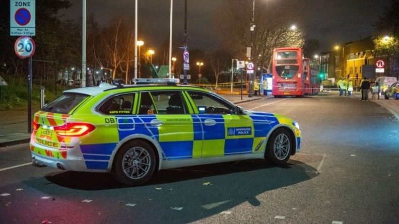 Общество: Автомобиль протаранил полицейский участок в Лондоне — видео с места
