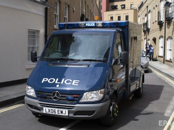 Общество: В Лондоне автомобиль въехал в здание полицейского участка