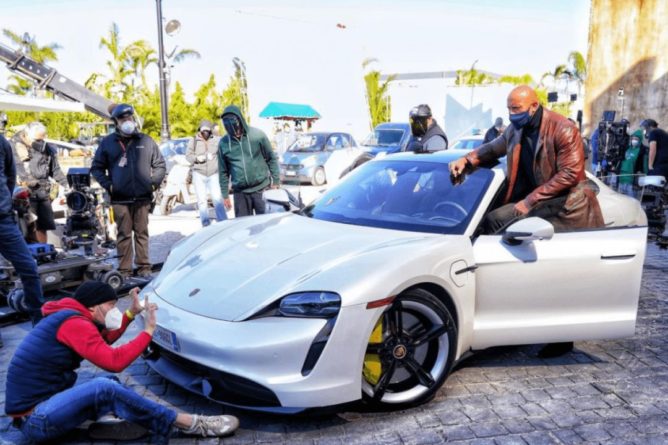 Общество: Дуэйн Джонсон не влез в Porsche на съемках комедийного боевика