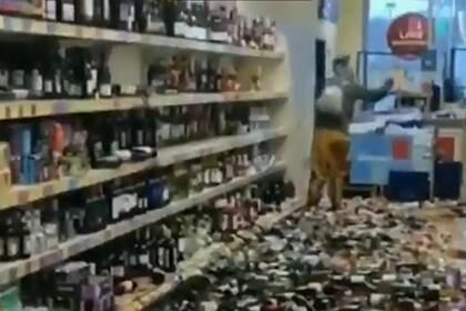 Общество: Британка разгромила прилавок с сотнями бутылок спиртного в супермаркете