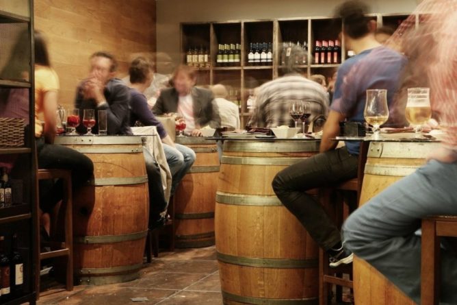 Общество: В Британии посетителям ресторанам запретят выпивать после приема пищи
