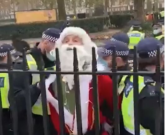 Общество: “Ковид, похититель Рождества”: в Лондоне копы задержали Санта-Клауса, видео