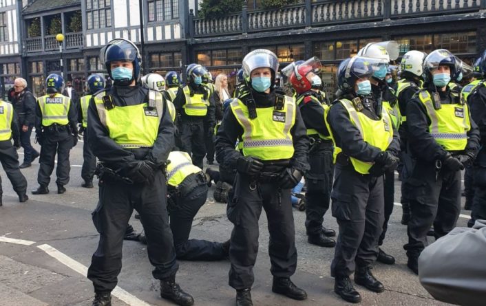 Общество: В Лондоне прошли протесты против карантина, есть задержанные