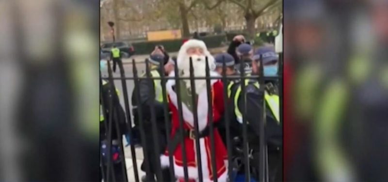 Общество: В Лондоне за протест против локдауна задержали даже Санта Клауса