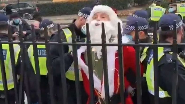 Общество: В Лондоне на акции протеста задержали более 60 человек и Санта-Клауса