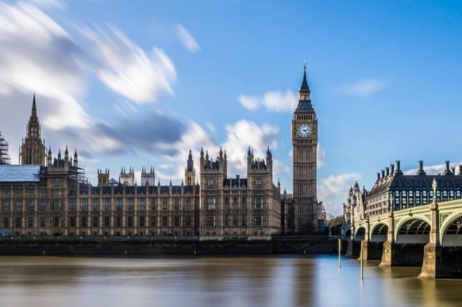 Общество: Кабмин Британии уступил парламенту право устанавливать срок локдауна