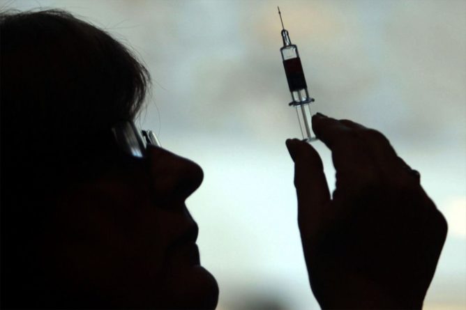 Общество: FT: Британия может первой разрешить прививаться от COVID-19 вакциной Pfizer