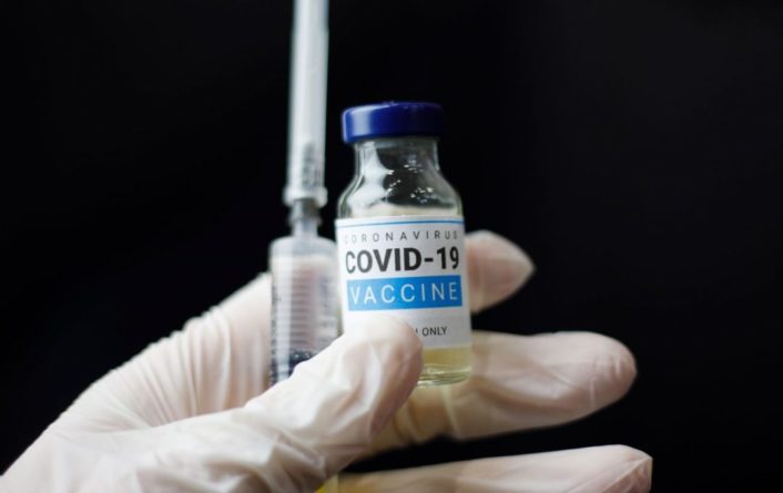 Общество: Британия договорилась о поставке еще 2 миллионов доз вакцины Moderna от COVID