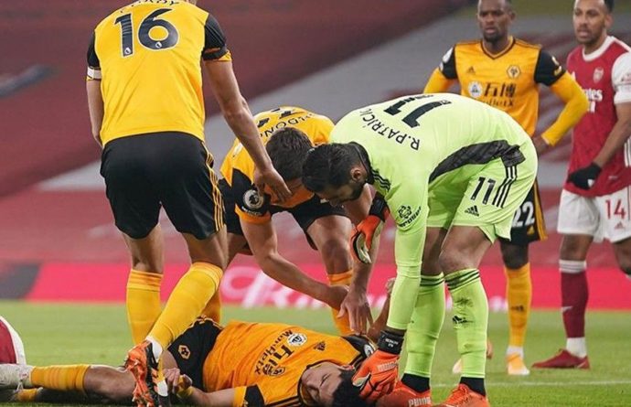 Общество: Футболист потерял сознание во время матча чемпионата Англии