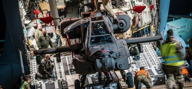 Общество: Великобритания получила самые «продвинутые» вертолеты АН-64Е Apache (ФОТО)