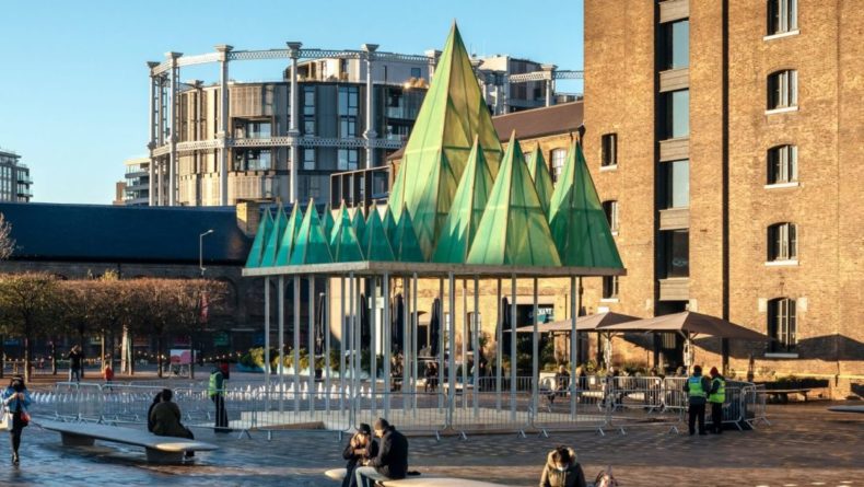 Общество: В виде зеленых пирамид в Лондоне появится "подвешена" рождественская инсталляция – фото
