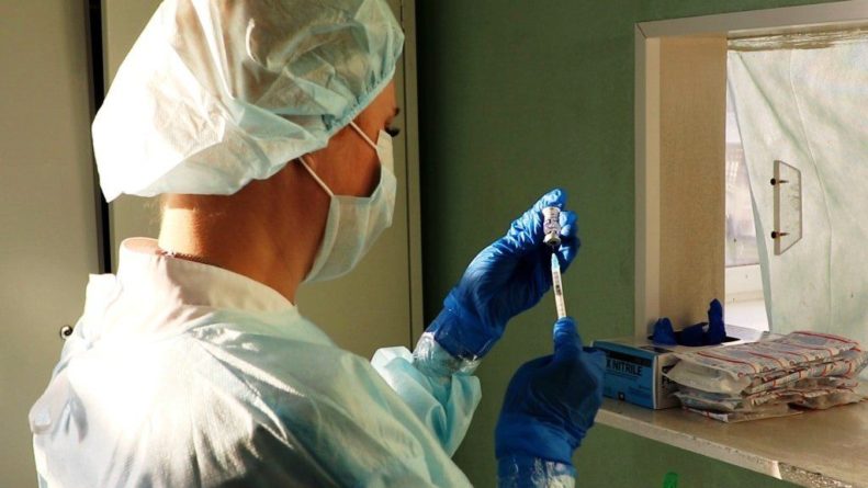 Общество: Министра здравоохранения Великобритании публично вакцинируют от коронавируса