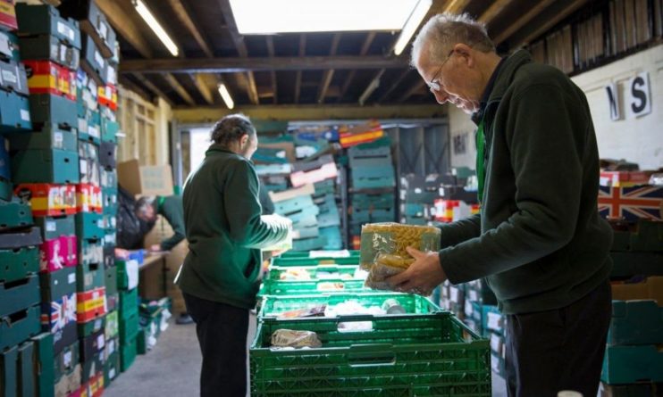 Общество: Британию охватывает голод – граждане выстраиваются в очереди за бесплатной едой