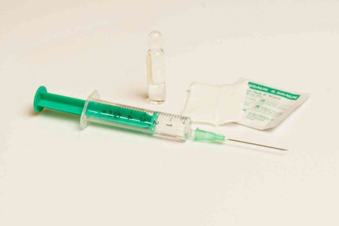 Общество: Великобритания компенсирует побочные эффекты вакцины от коронавируса