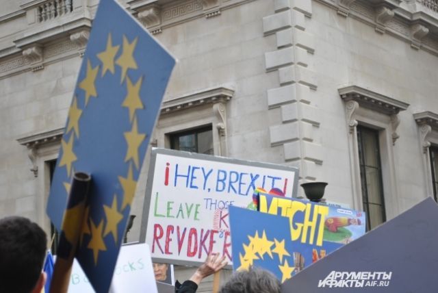 Общество: ЕС и Великобритания приостановили консультации по Brexit