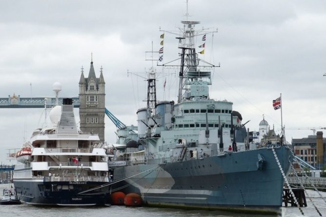 Общество: Британцы высмеяли слежку за российскими военными кораблями