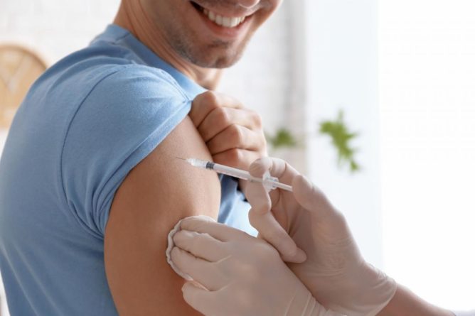 Общество: Великобритания первой в мире начинает массовую вакцинацию от коронавируса