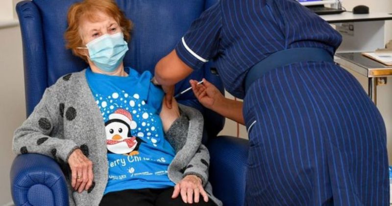 Первой в мире вакцину от коронавируса в Великобритании получила пожилая женщина: фото 08122020 Общество: Первой в мире вакцину от коронавируса в Великобритании получила пожилая женщина: фото