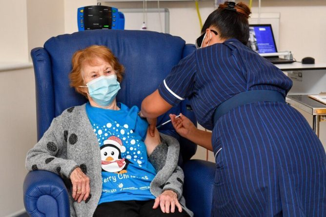 90-летняя британка первой в мире привилась вакциной от Pfizer и BioNTech вне испытаний 08122020 Общество: 90-летняя британка первой в мире привилась вакциной от Pfizer и BioNTech вне испытаний