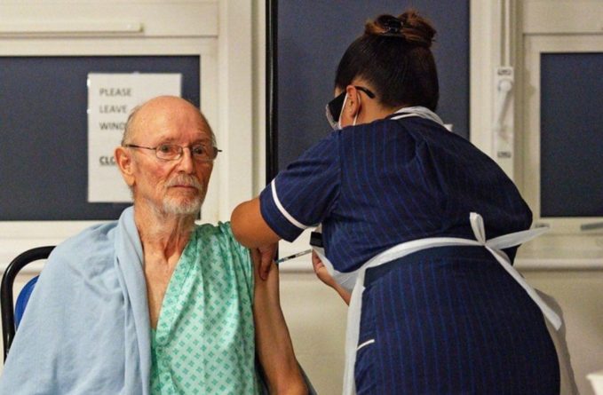 В Великобритании началась вакцинация от COVID-19: одним из первых привитых оказался Уильям Шекспир 08122020 Общество: В Великобритании началась вакцинация от COVID-19: одним из первых привитых оказался Уильям Шекспир