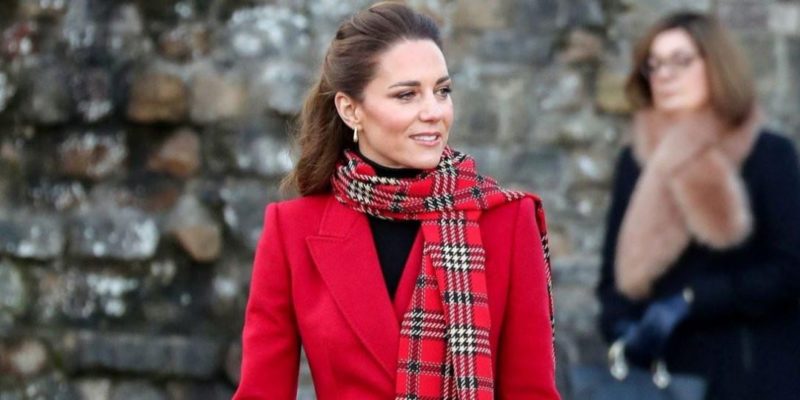 Общество: Удивила повторами. Пять элегантных пальто, которые Кейт Миддлтон надевала в поездке по Великобритании
