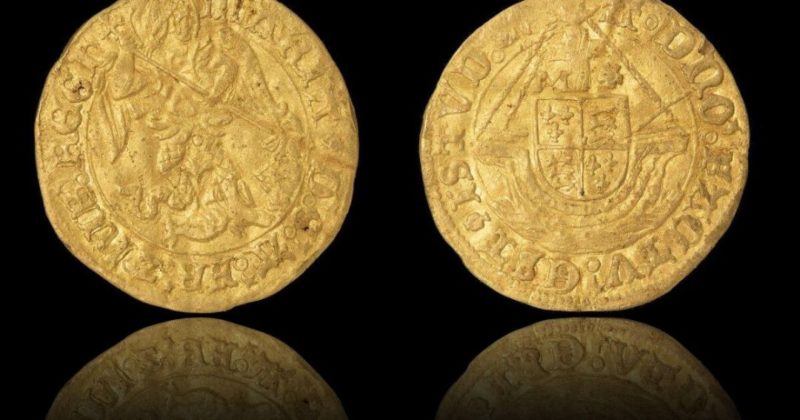 Общество: В Британии семья нашла клад из золотых монет эпохи Тюдоров, копаясь в саду