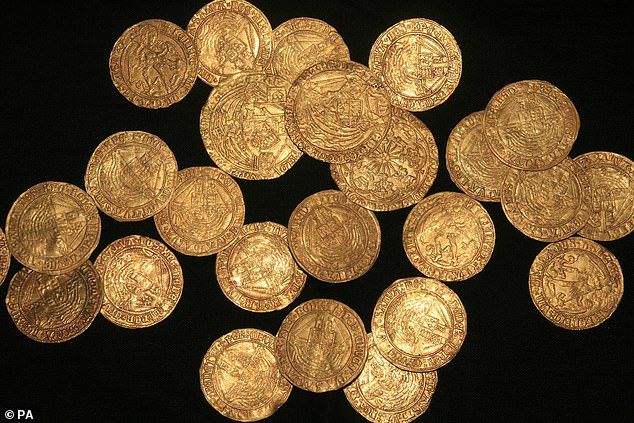 Общество: В Британии случайно обнаружили клад золотых монет с инициалами жен Генриха VIII: фото