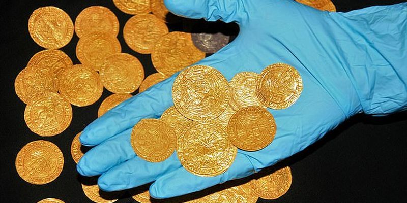 Общество: Помог локдаун: в Британии нашли клад золотых монет с инициалами жен Генриха VIII (фото) - ТЕЛЕГРАФ