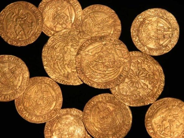 Общество: Во время прополки сада в Англии был найден клад из золотых монет