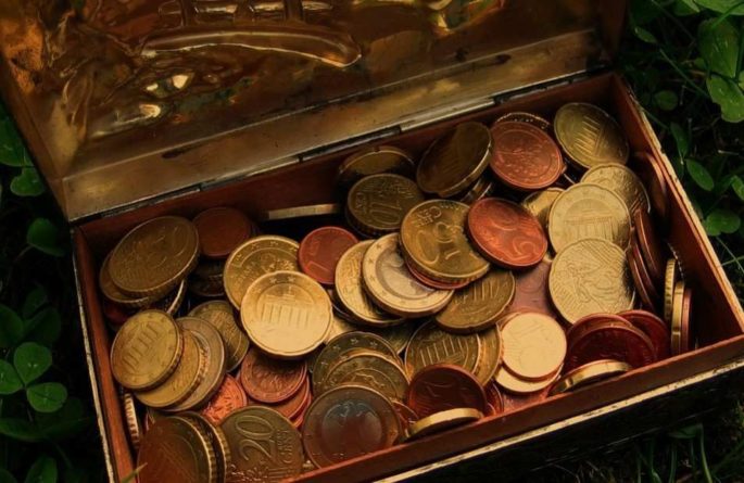 Общество: В Великобритании семья нашла в саду клад из золотых монет на 21 миллион рублей