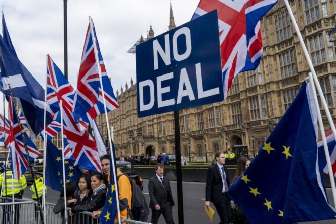 Общество: Британия и ЕС продолжат переговоры по Brexit, хотя стороны далеки от консенсуса