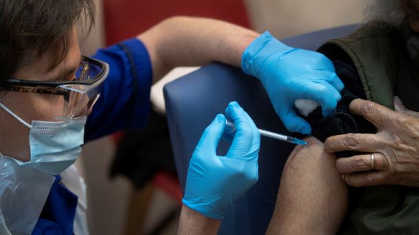 Общество: За первую неделю вакцинации в Великобритании сделали почти 140 тыс. прививок