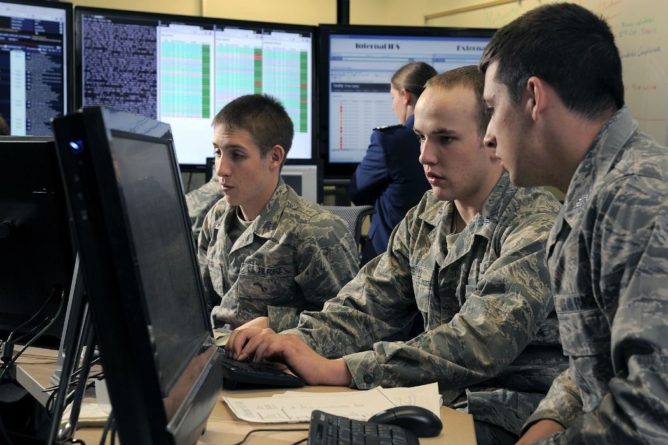 Общество: Начальник Штаба обороны Великобритании предложил перенести «войну» с Россией и Китаем в киберпространство