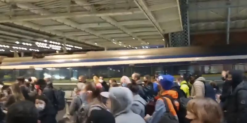 Общество: Коронавирус COVID-19 закрыл Лондон на карантин - Переполненные вокзалы в Британии сняли на видео - ТЕЛЕГРАФ