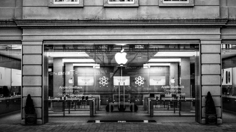 Общество: Apple предупредила клиентов о закрытии магазинов в США и Великобритании