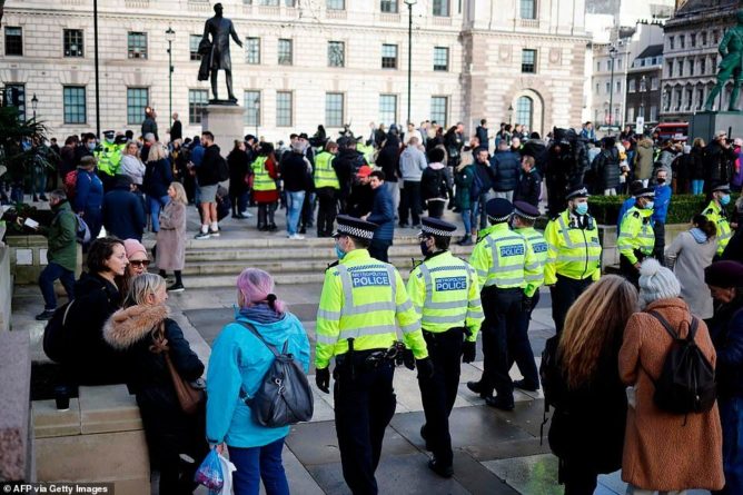 Общество: В Лондоне задержали 29 участников акции протеста «ковид-диссидентов»
