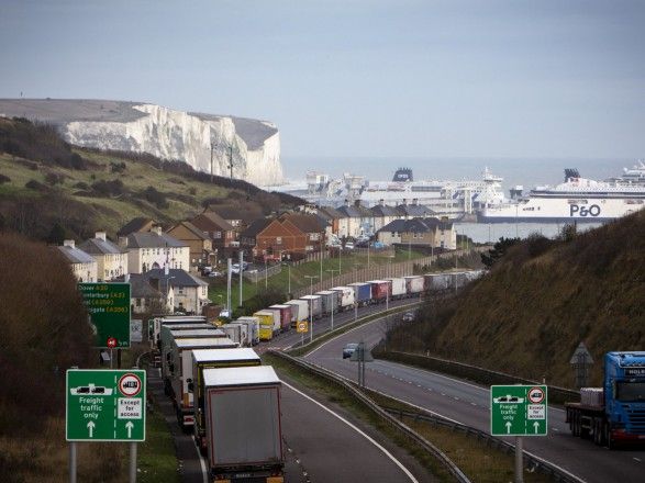 Общество: Франция приостанавливает сообщение с Британией: из-за этого блокируется работа порта Дувр