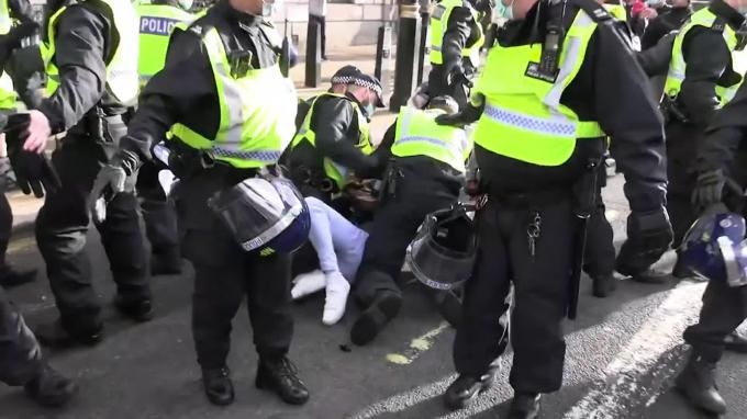 Общество: В Лондоне на акции протеста задержали 29 человек