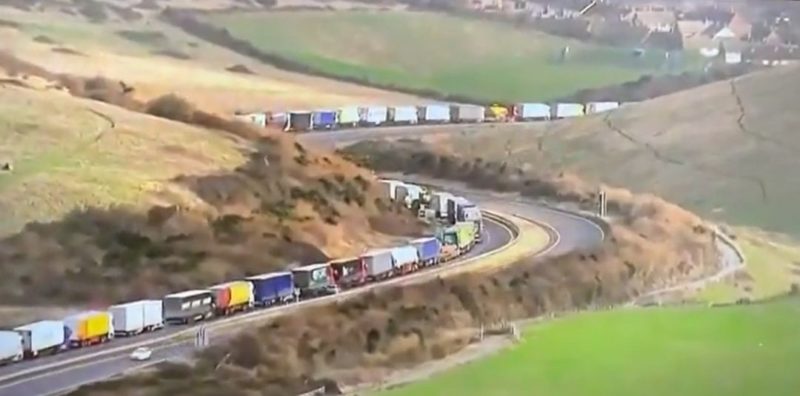 Общество: Сотни грузовиков застряли на границе, так как Франция запретила сообщение с Британией