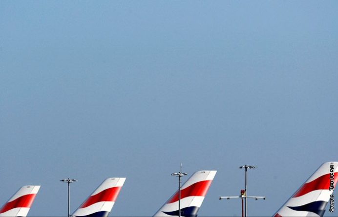 Общество: РФ приостановит авиасообщение с Великобританией с 22 декабря