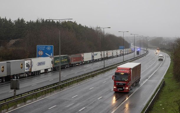 Общество: В Британии застряли тысячи грузовиков