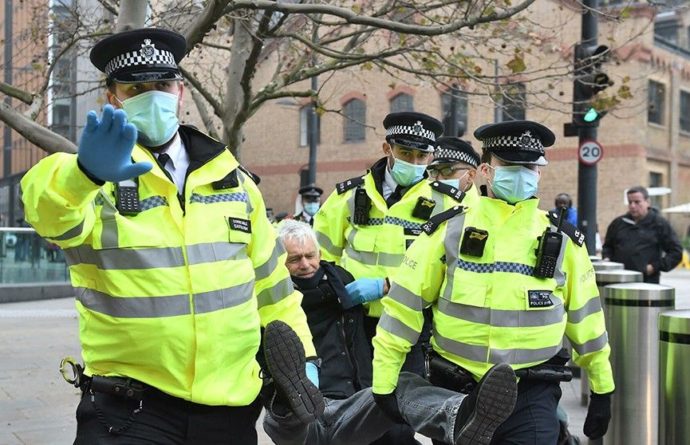 Общество: В Лондоне проходят очередные столкновения людей с полицией