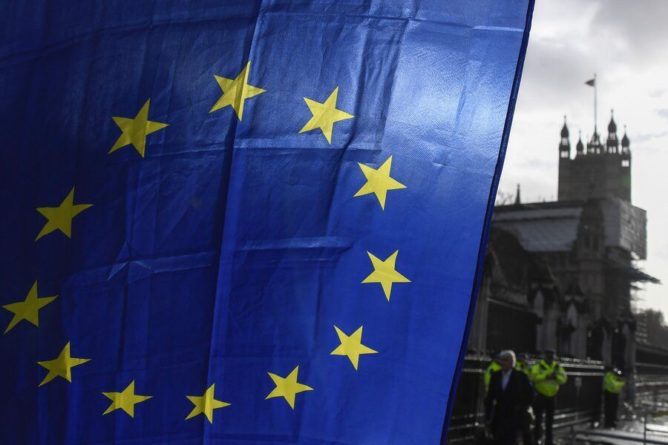 Общество: Великобритания и ЕС согласовали параметры торговой сделки по Brexit