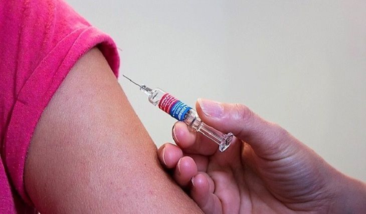 Общество: Великобритания опережает Россию по числу вакцинаций от COVID-19