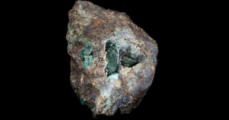 Общество: В Великобритании открыли новый уникальный изумрудно-зеленый минерал