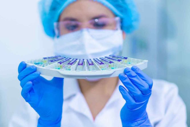 Общество: В крупнейшей лаборатории Великобритании зафиксировали вспышку коронавируса