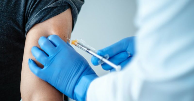 Общество: В Великобритании более 600 тысяч человек получили вакцину от COVID-19