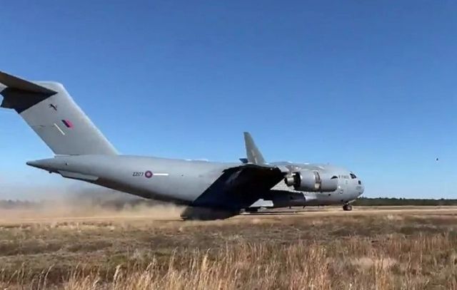 Общество: Королевские ВВС Великобритании опубликовали видео приземления C-17 на грунтовую взлетно-посадочную полосу