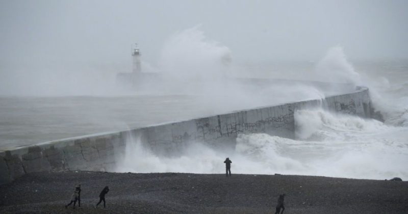 Общество: Мощный ураган обрушился на Великобританию и Францию: подтоплены дома, оборваны линии электропередач