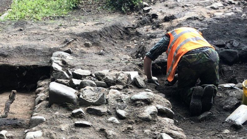 Общество: На месте древнего замка в Британии нашли наконечники стрел и загадочное захоронение: фото
